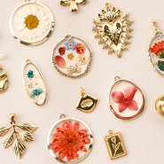 Inspirational Sets Making necklaces with charms with dried flowers